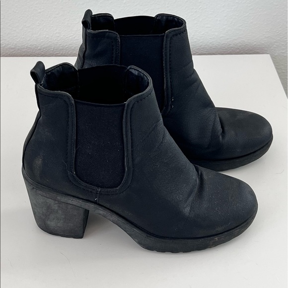 Boohoo Chelsea Boots Black — Size 4 UK (size 6 US) - Picture 3 of 6